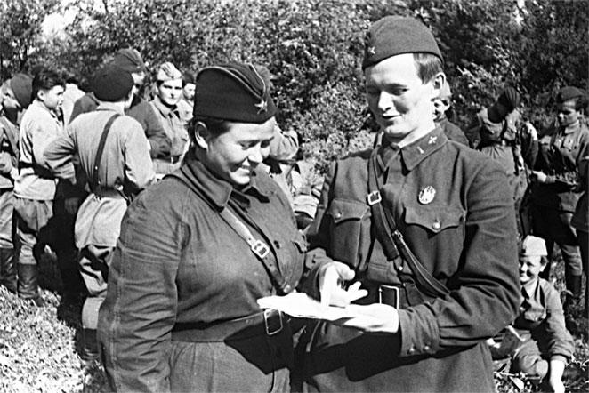 Иллюстрация к книге — Защищая Родину. Летчицы Великой Отечественной [i_045.jpg]