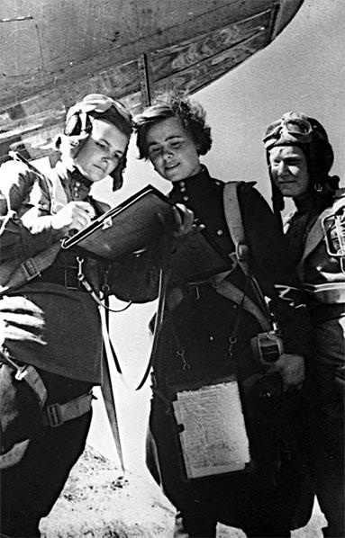 Иллюстрация к книге — Защищая Родину. Летчицы Великой Отечественной [i_055.jpg]