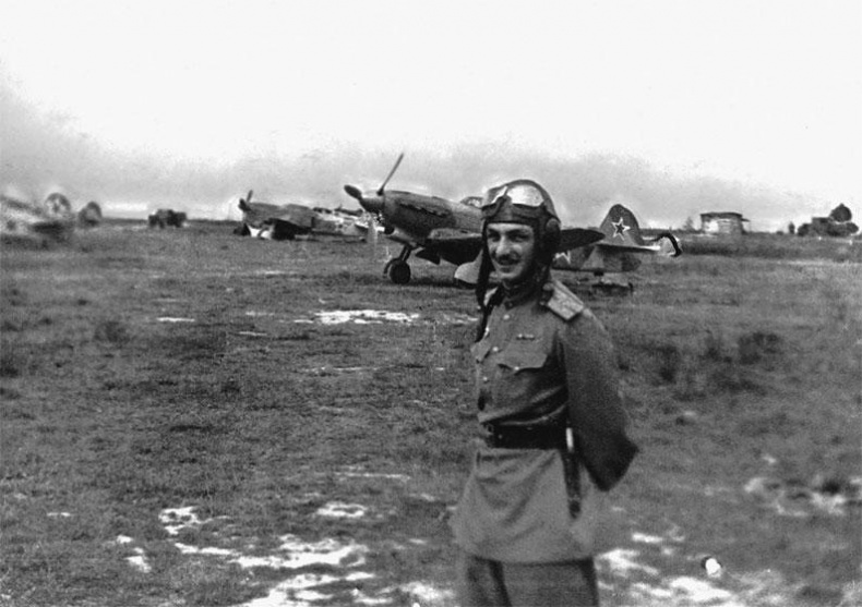 Иллюстрация к книге — Защищая Родину. Летчицы Великой Отечественной [i_057.jpg]