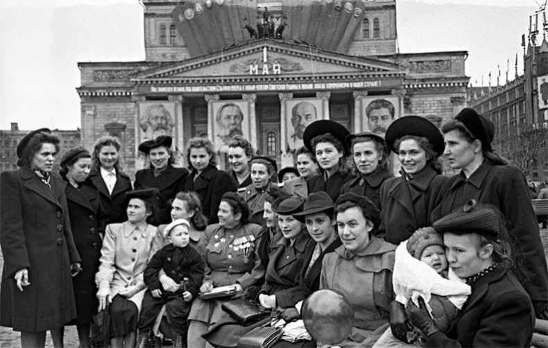 Иллюстрация к книге — Защищая Родину. Летчицы Великой Отечественной [i_061.jpg]