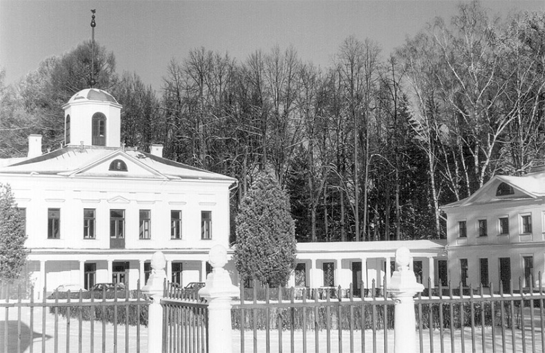 Иллюстрация к книге — Рублевка, скрытая от посторонних глаз. История старинной дороги. 33 истории о великих жителях Рублевки, или Тридцать три богатыря [i_094.jpg]