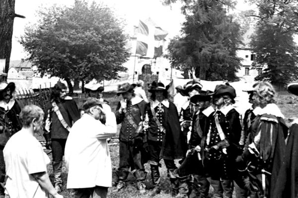 Иллюстрация к книге — Эльдар Рязанов. Ирония судьбы, или… [block_001240_page_087_image_0001.jpg]