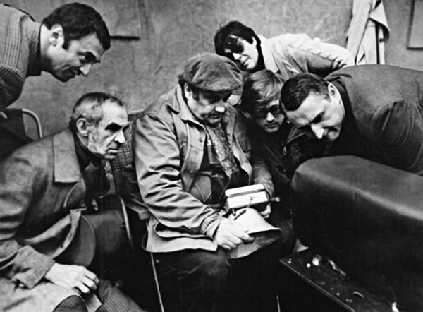 Иллюстрация к книге — Эльдар Рязанов. Ирония судьбы, или… [block_001240_page_147_image_0001.jpg]