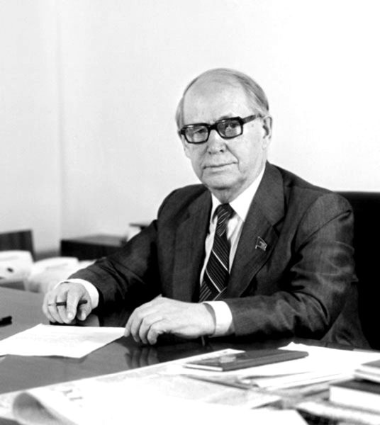 Иллюстрация к книге — Эльдар Рязанов. Ирония судьбы, или… [block_001240_page_155_image_0001.jpg]