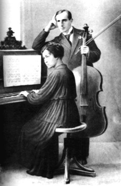 Иллюстрация к книге — Мстислав Ростропович. Любовь с виолончелью в руках [i_003.jpg]