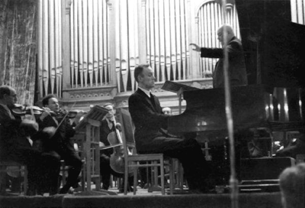 Иллюстрация к книге — Мстислав Ростропович. Любовь с виолончелью в руках [i_010.jpg]