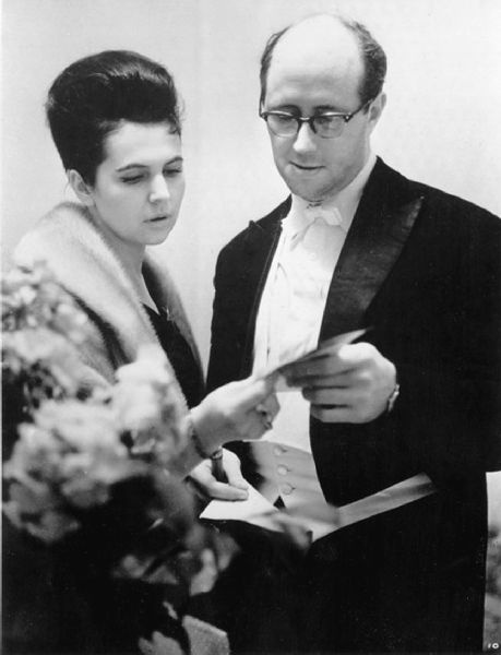 Иллюстрация к книге — Мстислав Ростропович. Любовь с виолончелью в руках [i_023.jpg]