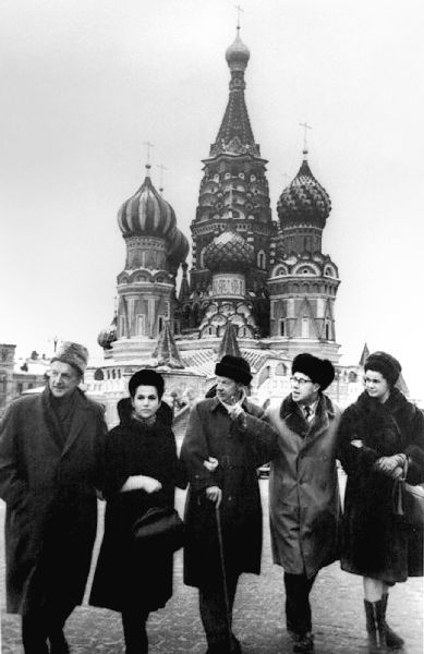 Иллюстрация к книге — Мстислав Ростропович. Любовь с виолончелью в руках [i_030.jpg]