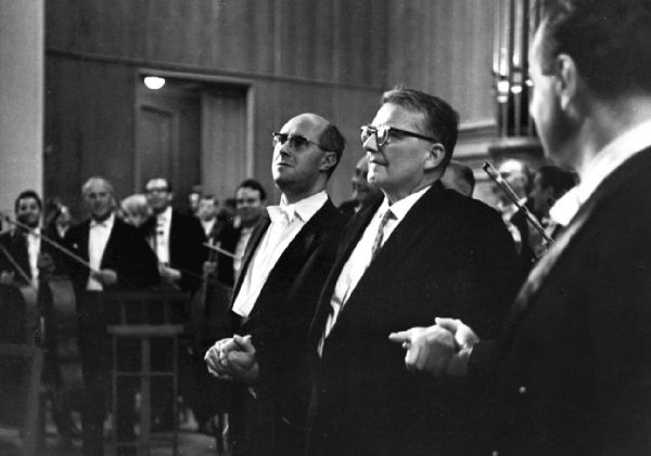 Иллюстрация к книге — Мстислав Ростропович. Любовь с виолончелью в руках [i_033.jpg]