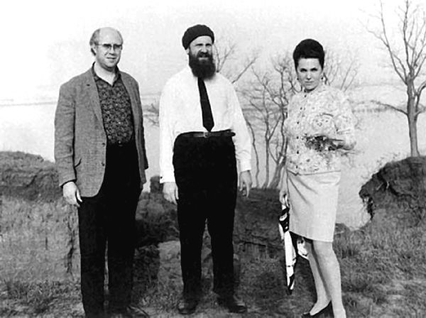 Иллюстрация к книге — Мстислав Ростропович. Любовь с виолончелью в руках [i_036.jpg]