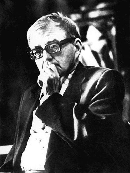 Иллюстрация к книге — Мстислав Ростропович. Любовь с виолончелью в руках [i_040.jpg]