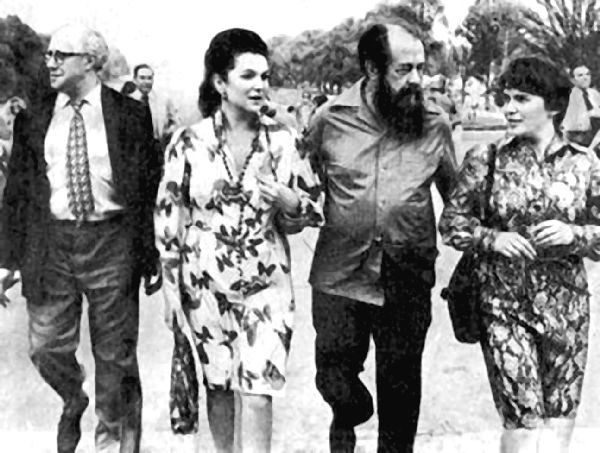 Иллюстрация к книге — Мстислав Ростропович. Любовь с виолончелью в руках [i_042.jpg]