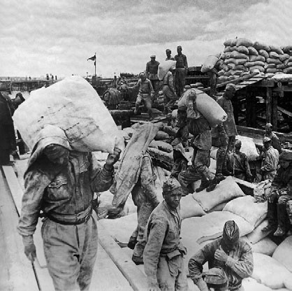 Иллюстрация к книге — Блокада Ленинграда. Полная хроника - 900 дней и ночей [i_071.jpg]