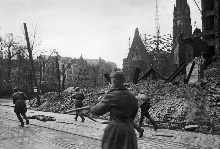 Иллюстрация к книге — Битва за Берлин. Полная хроника - 23 дня и ночи [i_007.jpg]