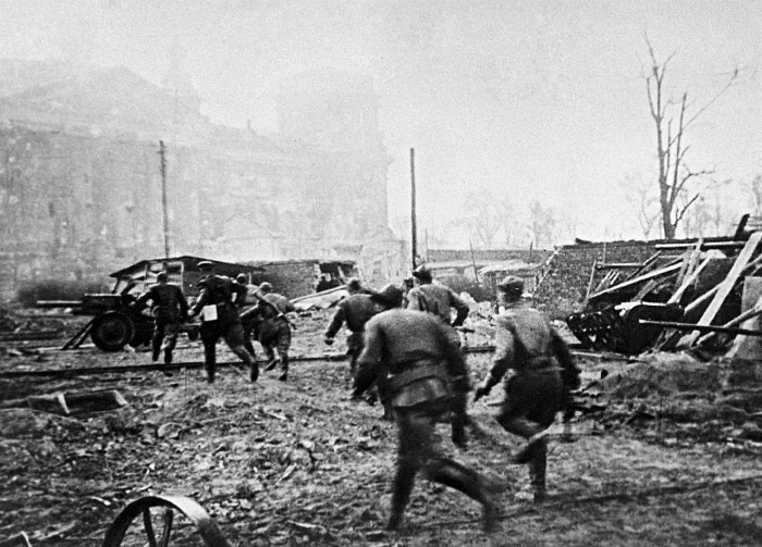 Иллюстрация к книге — Битва за Берлин. Полная хроника - 23 дня и ночи [i_011.jpg]