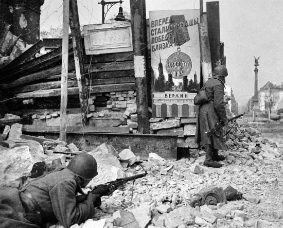 Иллюстрация к книге — Битва за Берлин. Полная хроника - 23 дня и ночи [i_026.jpg]