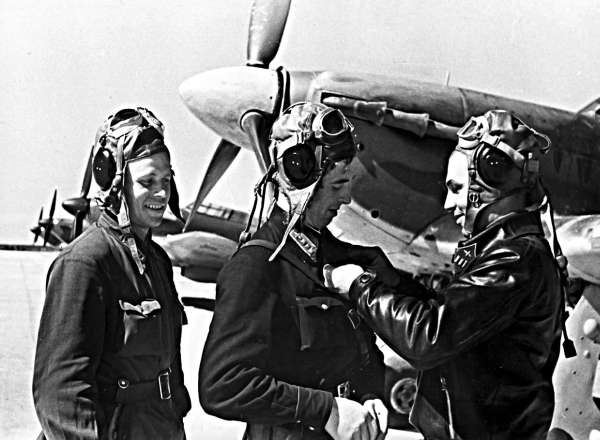 Иллюстрация к книге — Мы дрались на истребителях [block_001832_page_327_image_0001.jpg]