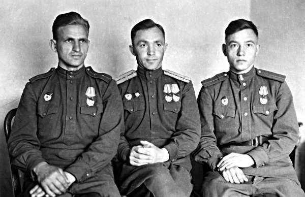 Иллюстрация к книге — Мы дрались на истребителях [block_001832_page_385_image_0001.jpg]