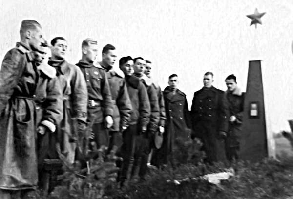 Иллюстрация к книге — Мы дрались на истребителях [block_001832_page_527_image_0001.jpg]