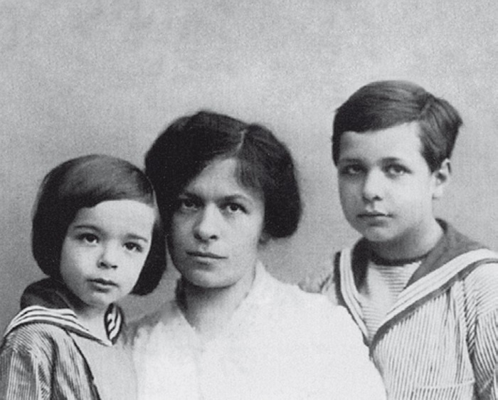 Иллюстрация к книге — Эйнштейн. Его жизнь и его Вселенная [i_012.jpg]