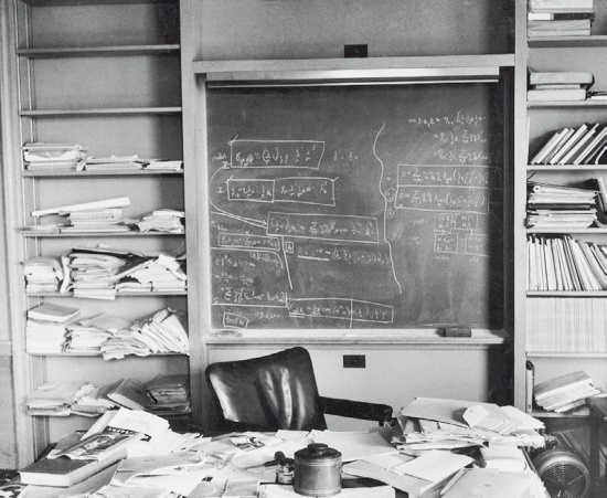 Иллюстрация к книге — Эйнштейн. Его жизнь и его Вселенная [i_030.jpg]