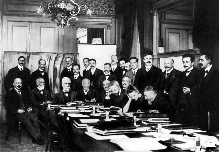 Иллюстрация к книге — Эйнштейн. Его жизнь и его Вселенная [i_045.jpg]