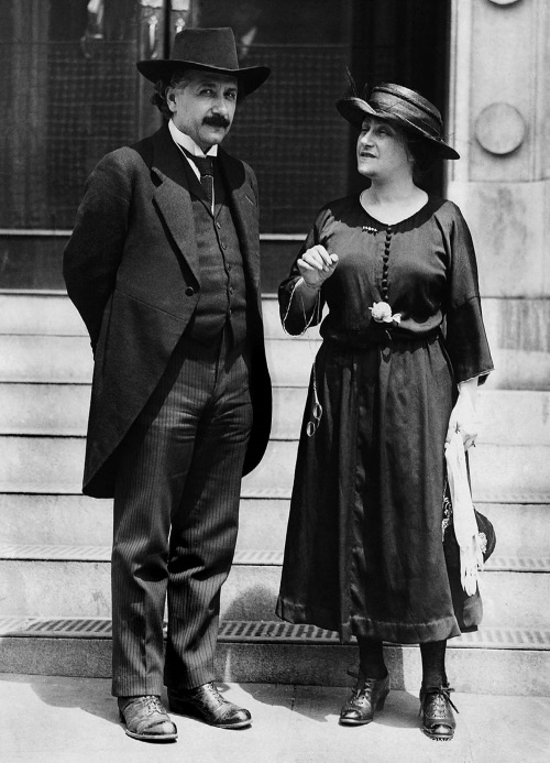 Иллюстрация к книге — Эйнштейн. Его жизнь и его Вселенная [i_048.jpg]