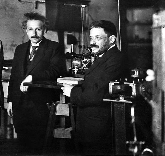 Иллюстрация к книге — Эйнштейн. Его жизнь и его Вселенная [i_050.jpg]