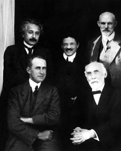 Иллюстрация к книге — Эйнштейн. Его жизнь и его Вселенная [i_052.jpg]