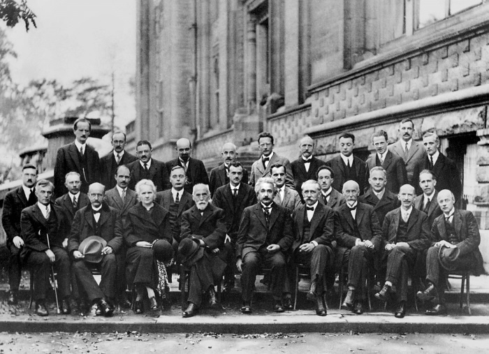 Иллюстрация к книге — Эйнштейн. Его жизнь и его Вселенная [i_055.jpg]