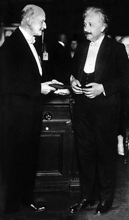 Иллюстрация к книге — Эйнштейн. Его жизнь и его Вселенная [i_062.jpg]