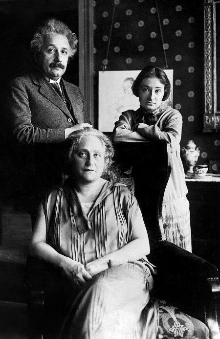 Иллюстрация к книге — Эйнштейн. Его жизнь и его Вселенная [i_063.jpg]