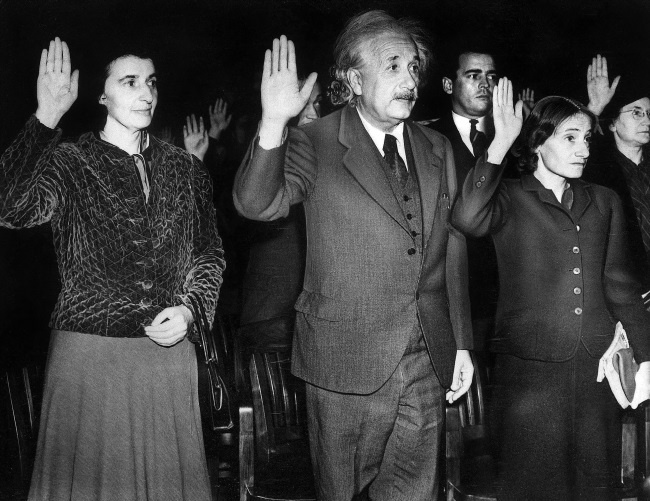 Иллюстрация к книге — Эйнштейн. Его жизнь и его Вселенная [i_070.jpg]