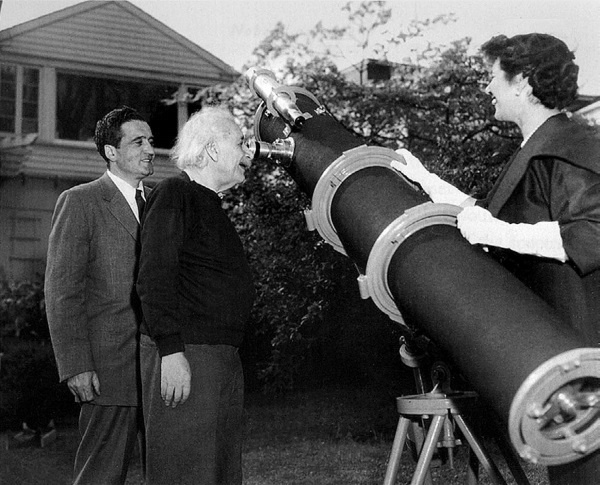 Иллюстрация к книге — Эйнштейн. Его жизнь и его Вселенная [i_072.jpg]