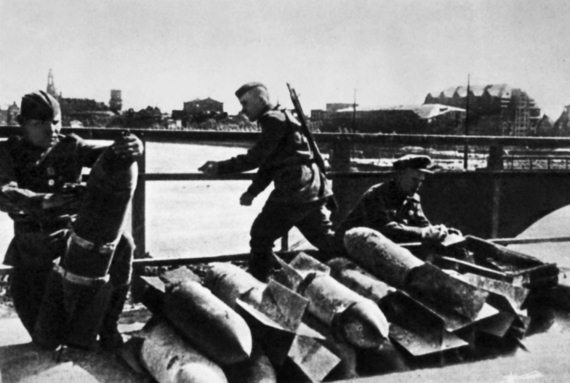 Иллюстрация к книге — &quot;Котлы&quot; 45-го [i_085.jpg]