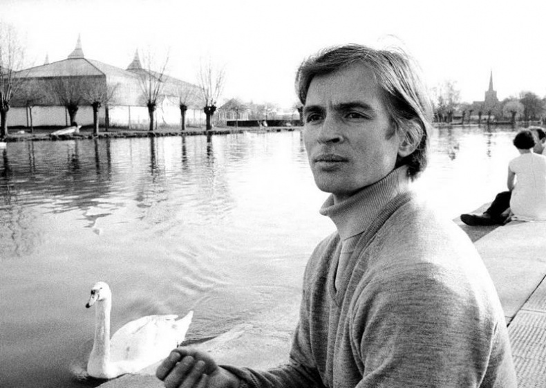 Иллюстрация к книге — Рудольф Нуреев. Неистовый гений [i_018.jpg]