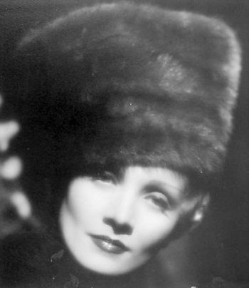 Иллюстрация к книге — Марлен Дитрих [i_009.jpg]