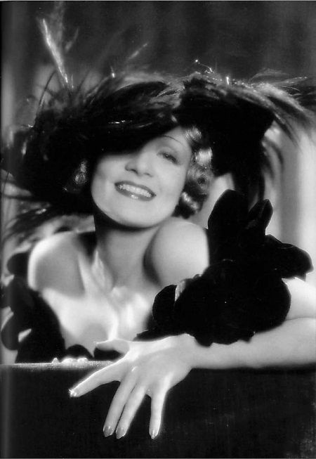 Иллюстрация к книге — Марлен Дитрих [i_030.jpg]