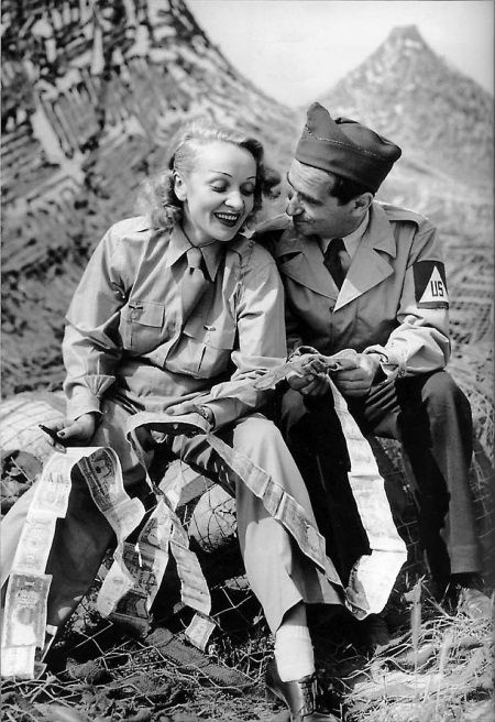 Иллюстрация к книге — Марлен Дитрих [i_034.jpg]