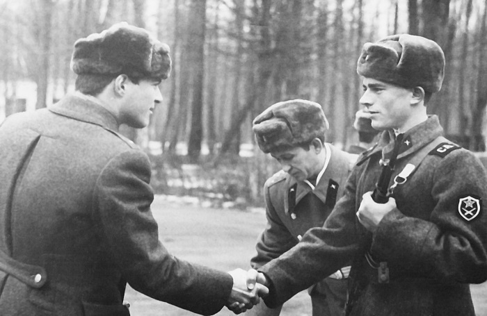 Иллюстрация к книге — Жизнь продолжается [i_002.jpg]