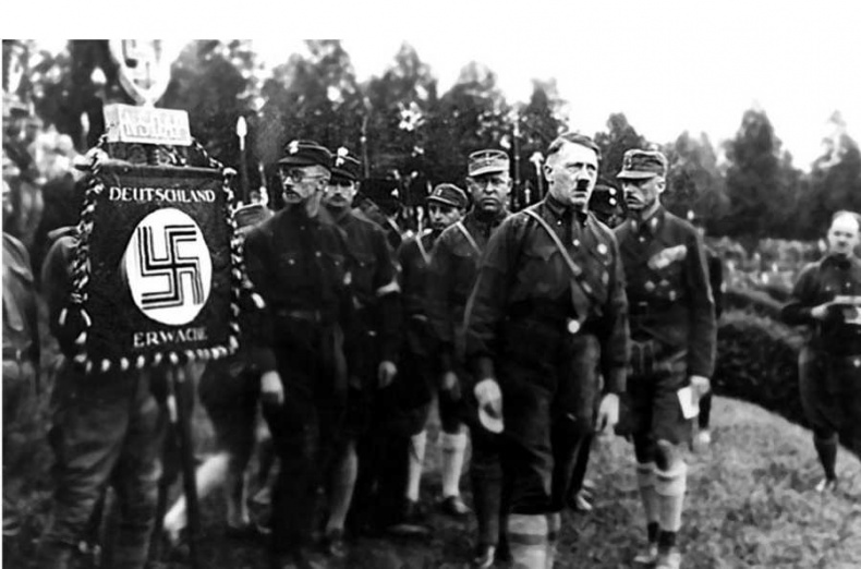 Иллюстрация к книге — Гиммлер. Инквизитор в пенсне [i_023.jpg]