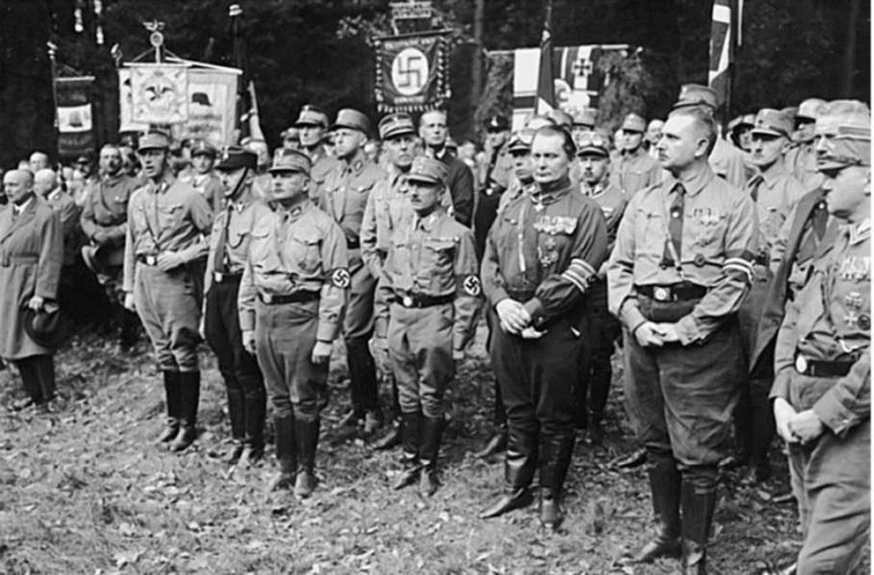 Иллюстрация к книге — Гиммлер. Инквизитор в пенсне [i_024.jpg]