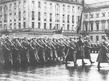 Иллюстрация к книге — &quot;Фаустники&quot; в бою [i_103.jpg]