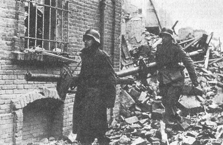 Иллюстрация к книге — &quot;Фаустники&quot; в бою [i_108.jpg]