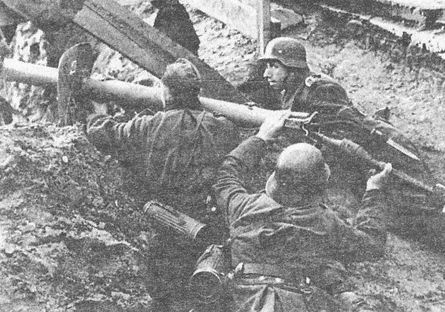 Иллюстрация к книге — &quot;Фаустники&quot; в бою [i_123.jpg]