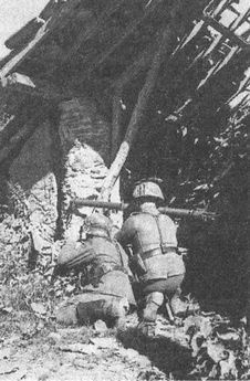 Иллюстрация к книге — &quot;Фаустники&quot; в бою [i_144.jpg]