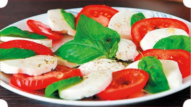 Иллюстрация к книге — Холодные и теплые салаты. Мясные, рыбные, овощные, корейские, постные + 50 салатных заправок [i_072.jpg]