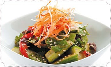 Иллюстрация к книге — Холодные и теплые салаты. Мясные, рыбные, овощные, корейские, постные + 50 салатных заправок [i_105.jpg]