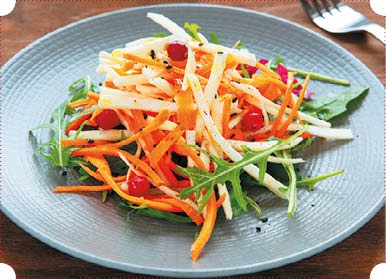 Иллюстрация к книге — Холодные и теплые салаты. Мясные, рыбные, овощные, корейские, постные + 50 салатных заправок [i_110.jpg]