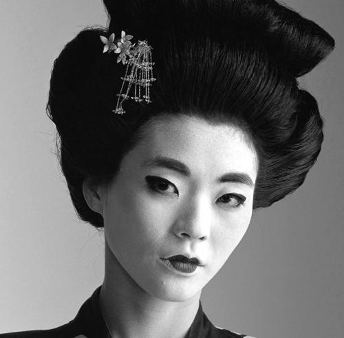 Иллюстрация к книге — 300 рецептов ухода за кожей. Маски. Пилинг. Лифтинг. Против морщин и угрей. Против целлюлита и рубцов [i_004.jpg]